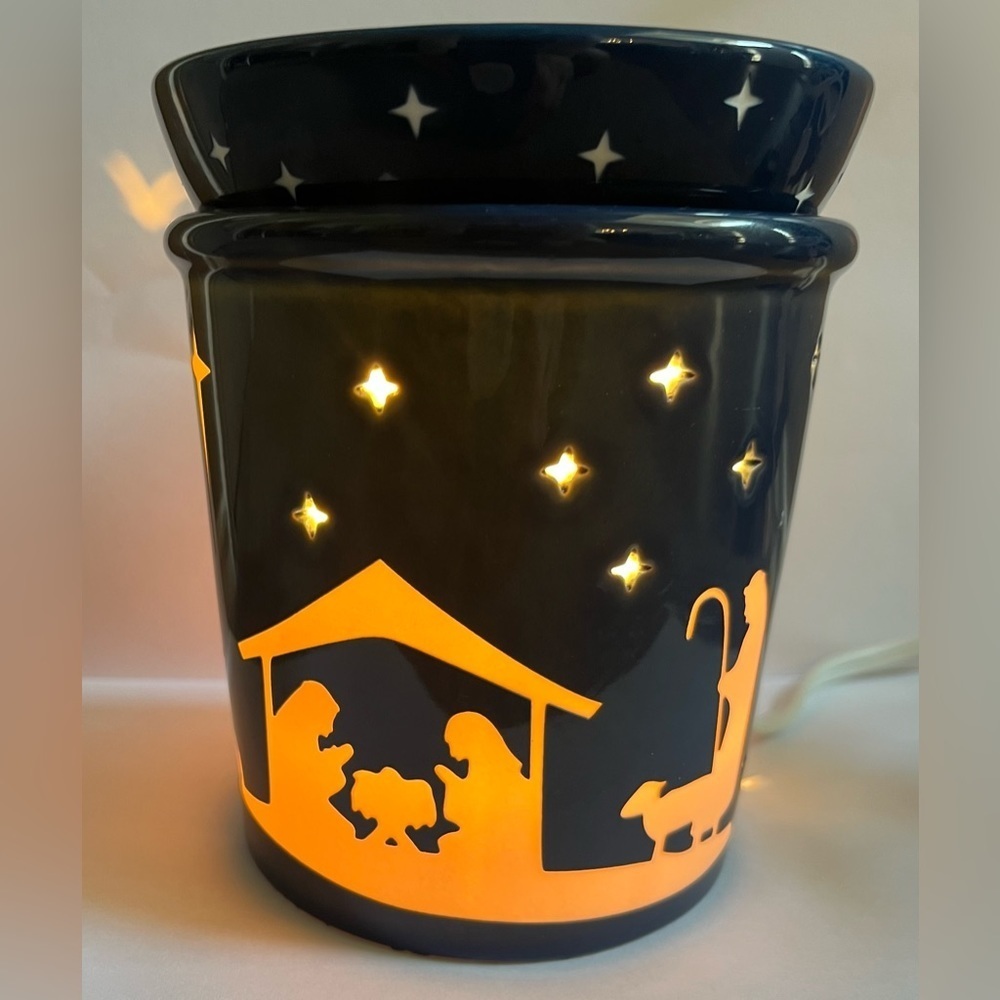 New in box scentsy full size retired Warmer “silent night” Christmas